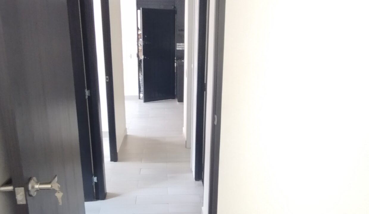 1000158561