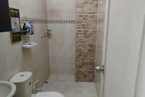 1000164833