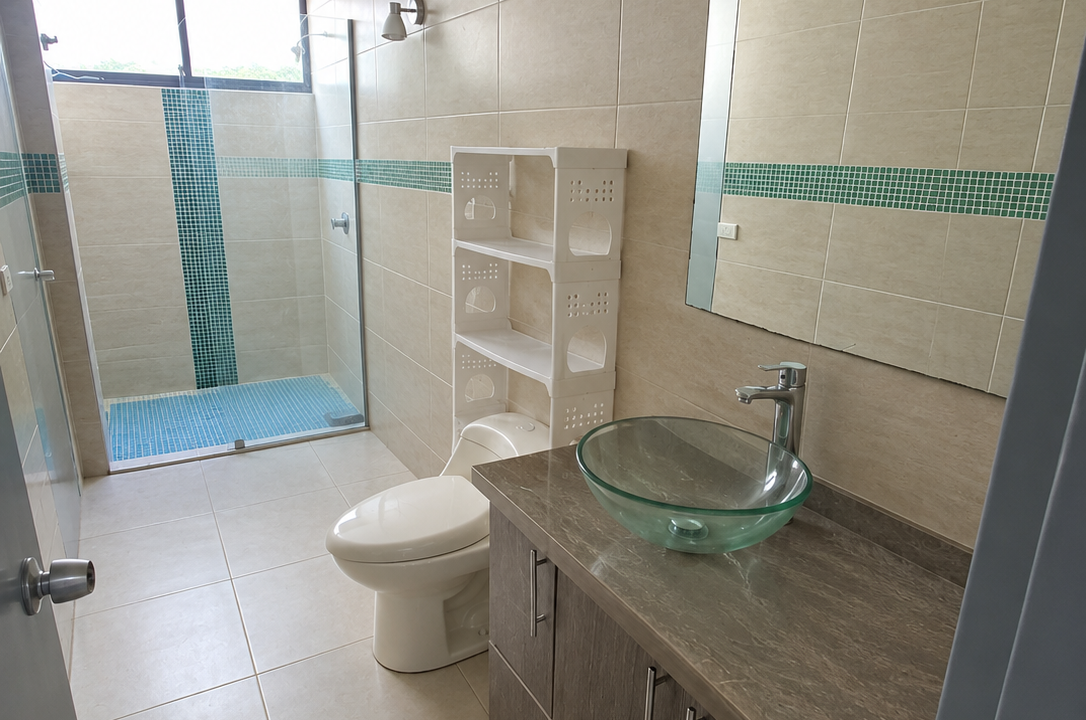 Baño moderno con mosaicos verdes