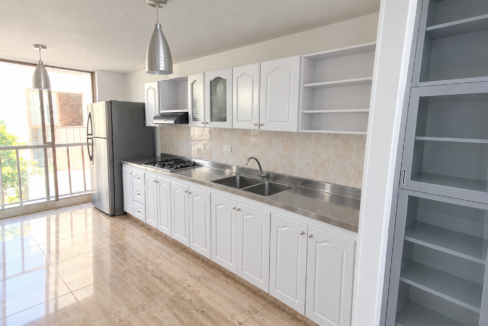 Cocina moderna luminosa y despejada