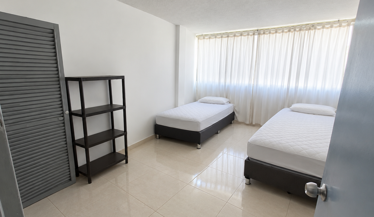 Dormitorio minimalista con camas y cortinas blancas