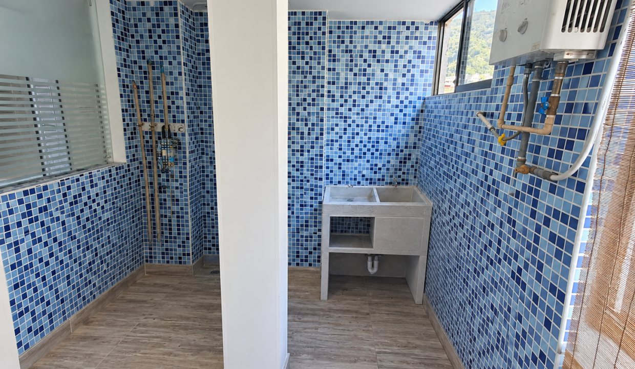 Lavandería de mosaicos azules y tuberías