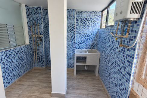 Lavandería de mosaicos azules y tuberías