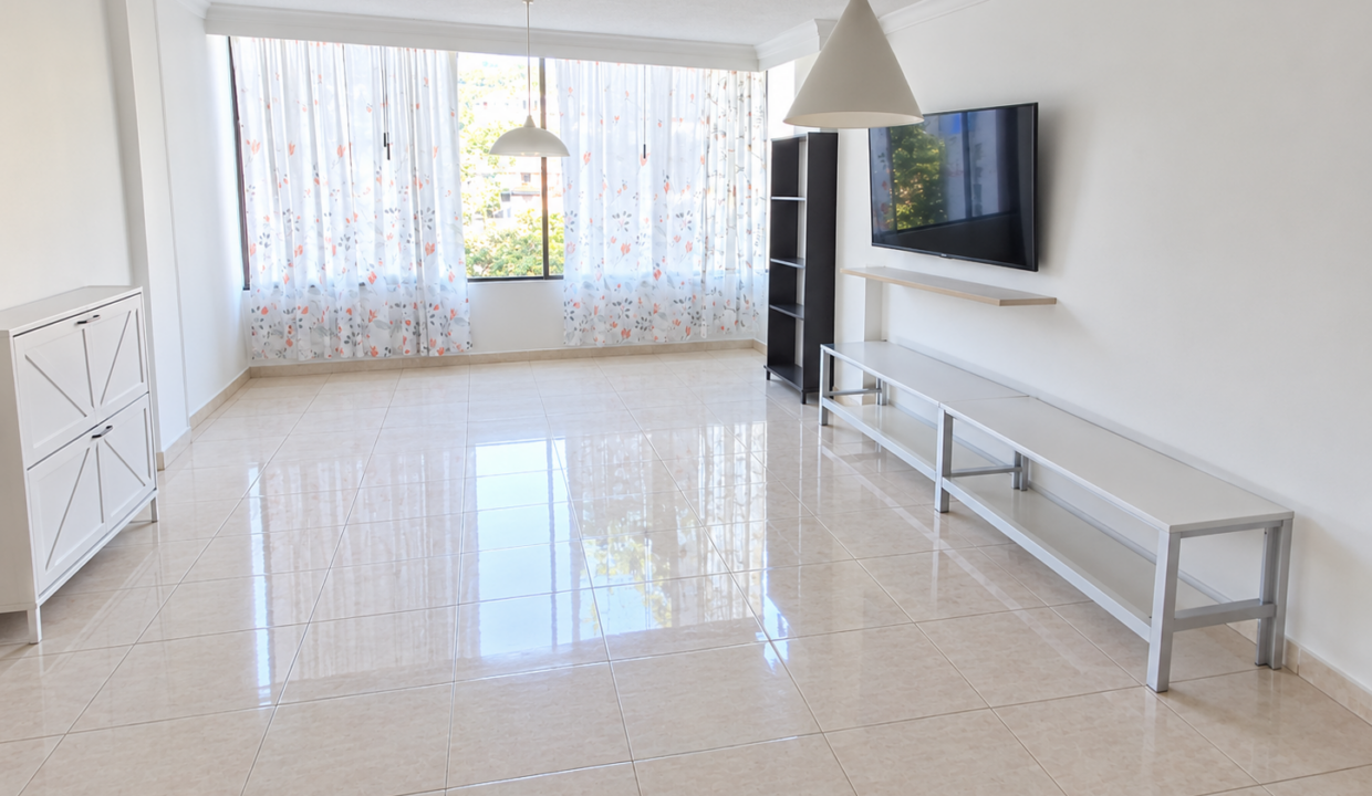 Sala minimalista luminosa y ordenada
